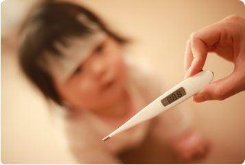 赤ちゃんの熱を測っているところの写真